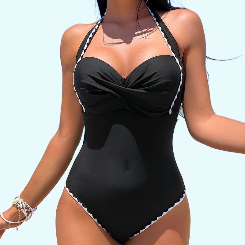 أزياء تجمع ملابس السباحة من قطعة واحدة
