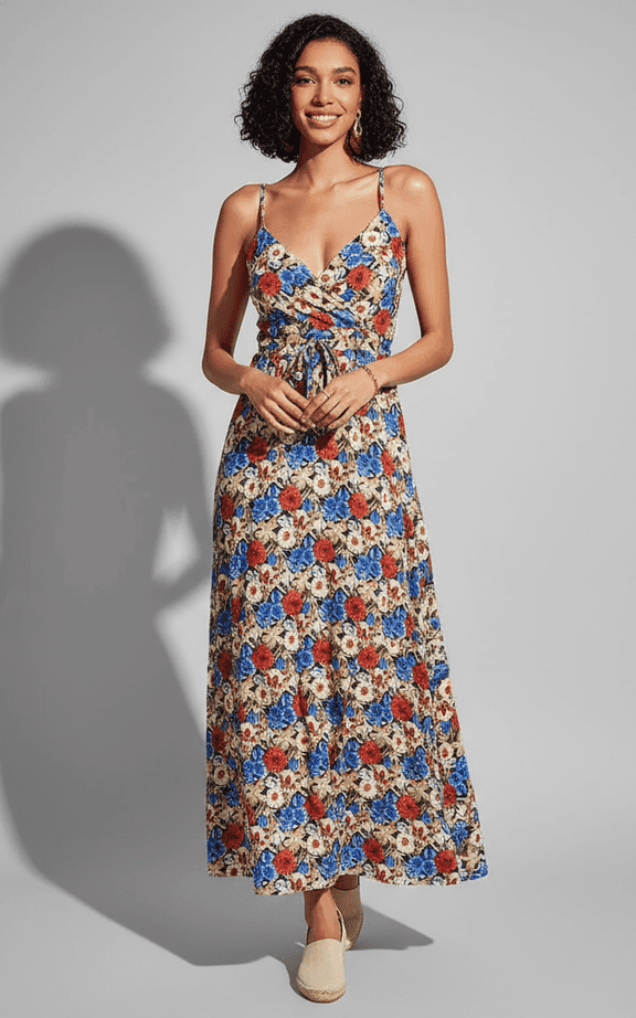 فستان ماكسي أبيض مطرز بالزهور مع فتحة V لحفلات زفاف الشاطئ والملابس الرسمية للمنتجعات