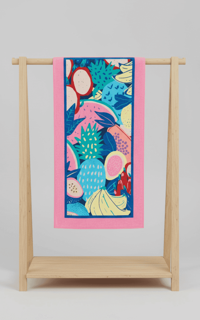 منشفة وردية بنمط فواكه استوائية رسومي نابض بالحياة يتميز بالفواكه الغريبة وحدود زرقاء